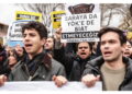 Agenti usano manganelli e lacrimogeni sui manifestanti