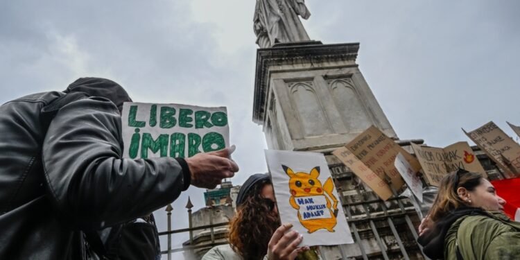 In piazza Dante cartelli contro Erdogan e con disegni Pikachu