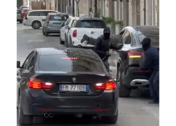 Scene da film in pieno giorno a Cerignola. Passanti indifferenti