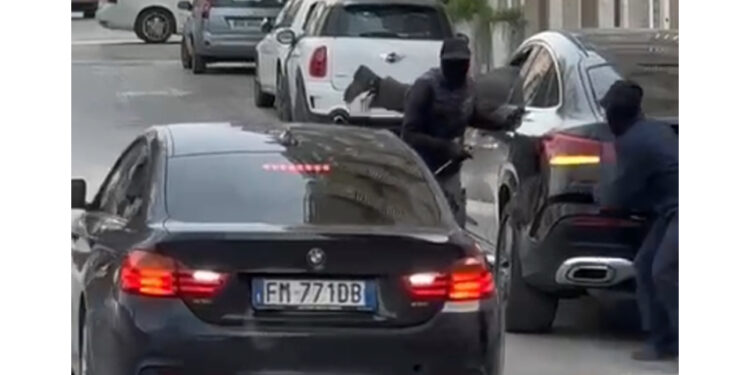 Scene da film in pieno giorno a Cerignola. Passanti indifferenti