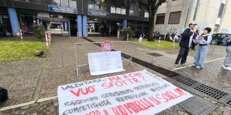 Esposti cartelli 'contro il tuo modello di scuola'