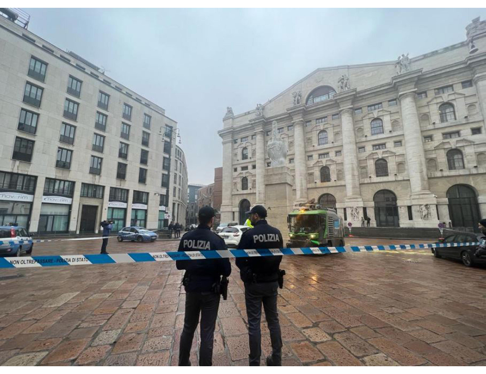 Vernice contro il ‘Dito’ di Cattelan, prosciolti i tre attivisti