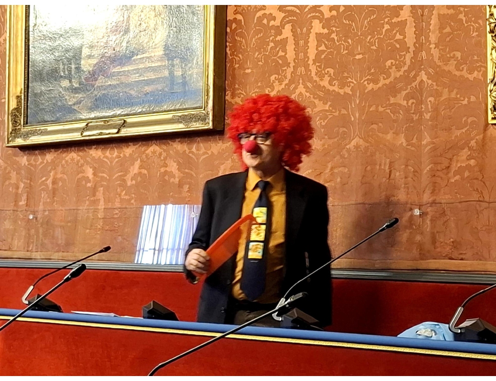 Viale (Radicali) in Consiglio a Torino vestito da clown