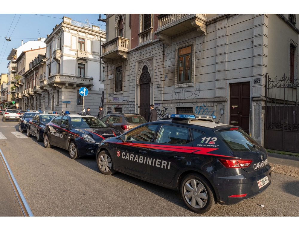 ‘Voglio un bambino’, 50enne arrestato in una scuola di Milano