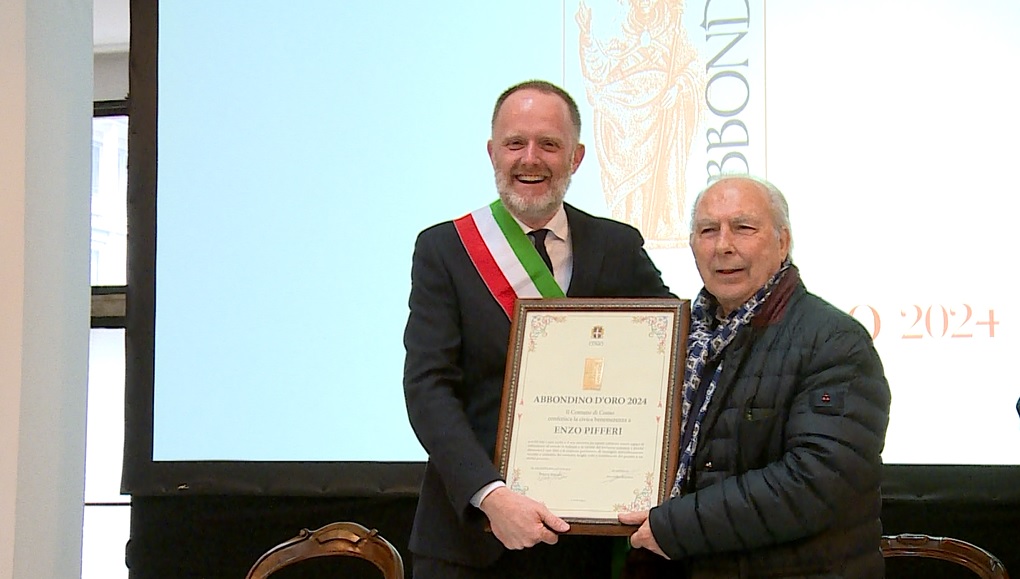 Como, Abbondino d’oro 2024 conferito al fotografo e giornalista Enzo Pifferi: la cerimonia all’ex Casa del Fascio