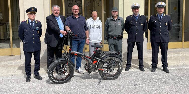 Como, bici elettriche restituite dopo un furto