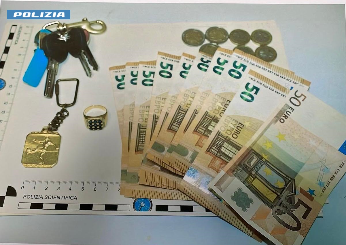 Anziano cieco derubato: denunciata la vicina di casa 17enne, arrestata l’amica 19enne