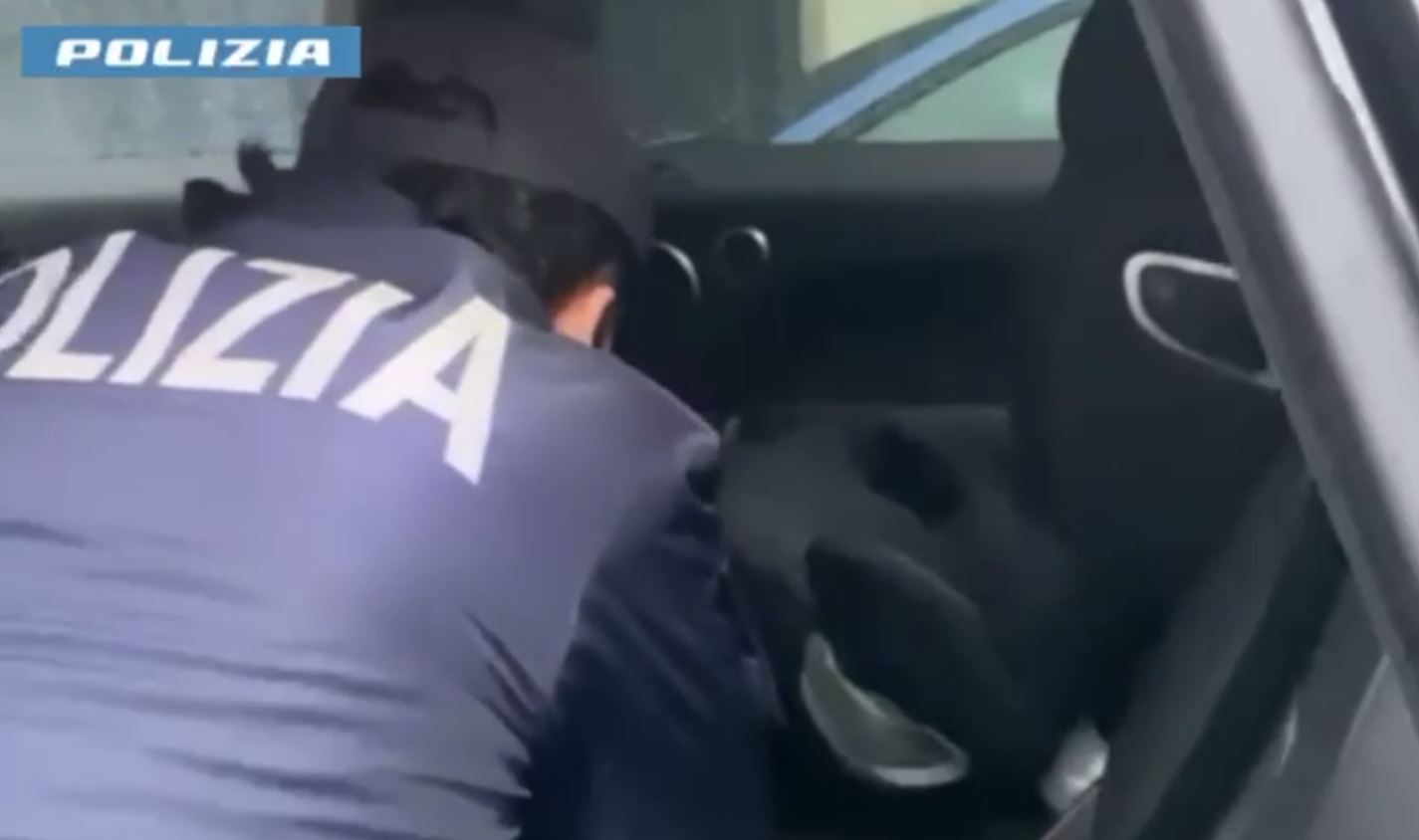 Cocaina dietro al seggiolino del bambino, 39enne arrestato dalla polizia