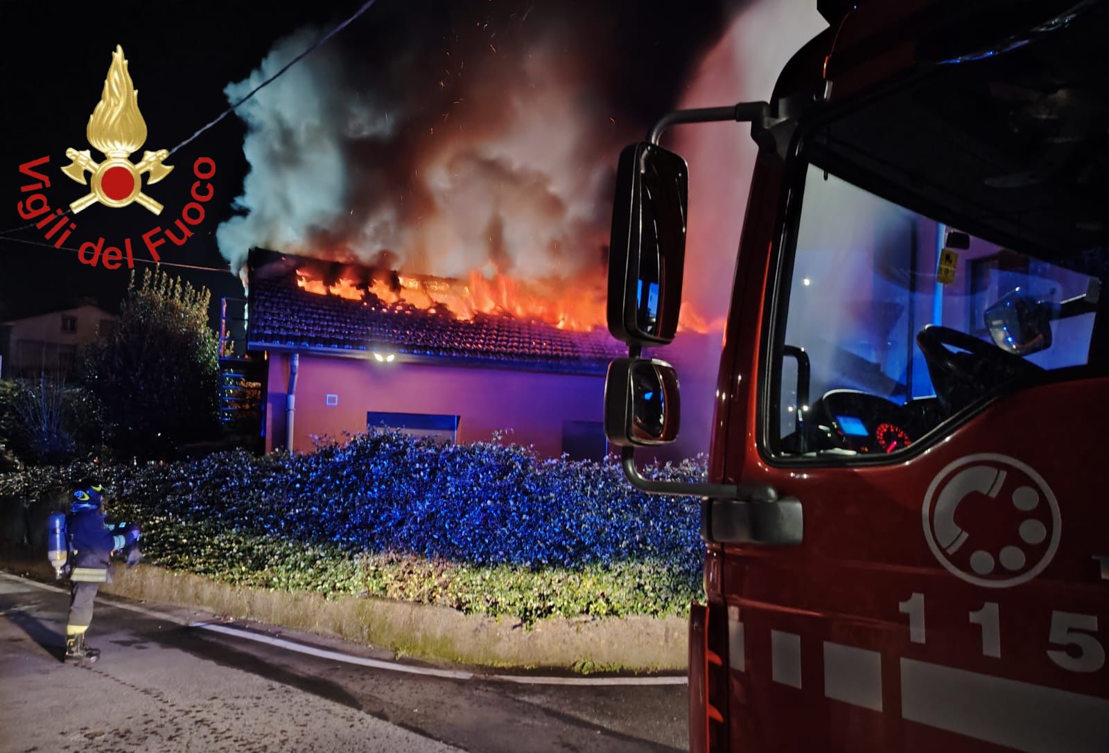 Tetto in fiamme a Cantù in via Tito Speri, due anziani fuori casa