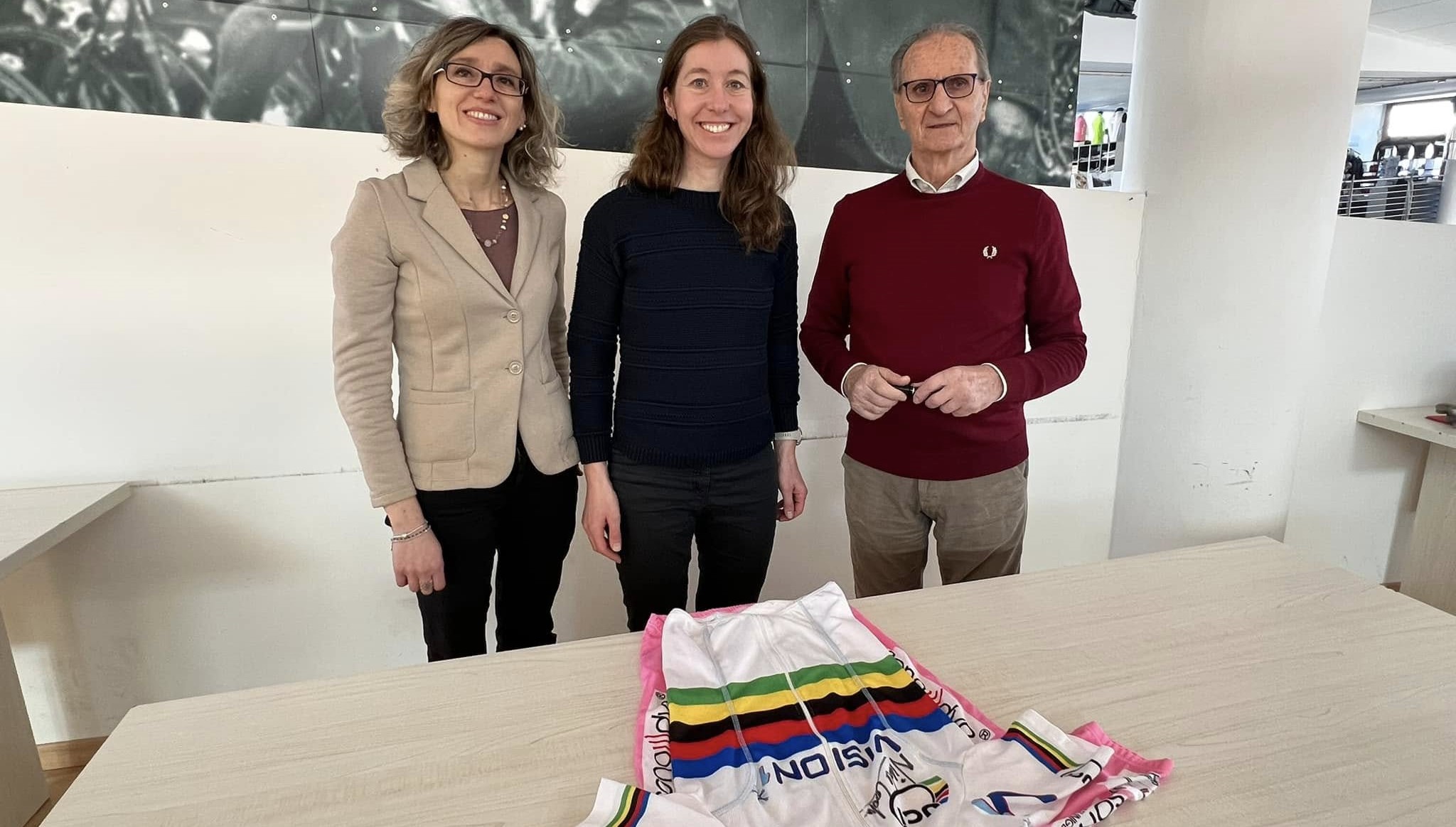 La campionessa Nicole Cooke oggi al Museo del Ghisallo