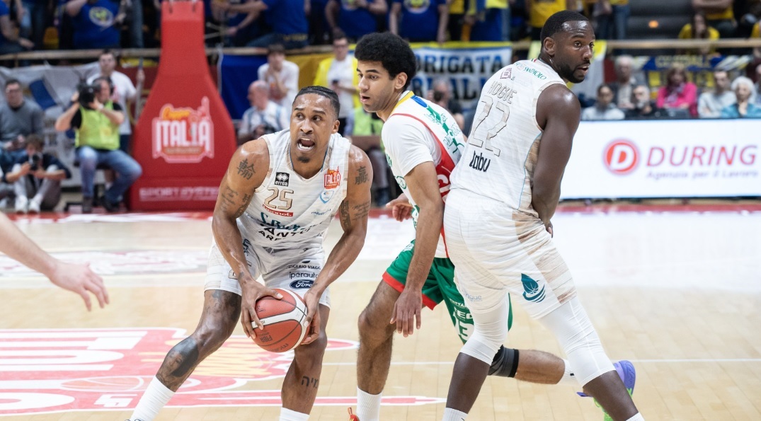 Cantù vince la Coppa Italia, coach Brienza: “Un mese fa il mondo ci cadeva addosso, sono orgoglioso dei ragazzi”