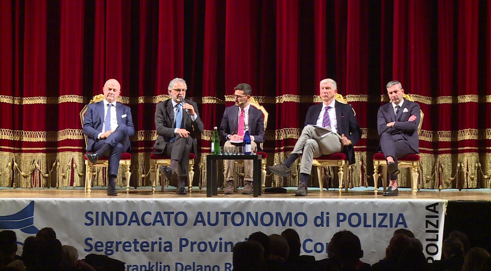 Teatro Sociale, 730 studenti al convegno del Sap di Como. Chinnici: “Il contrasto alla mafia non si limita alle aule di giustizia”