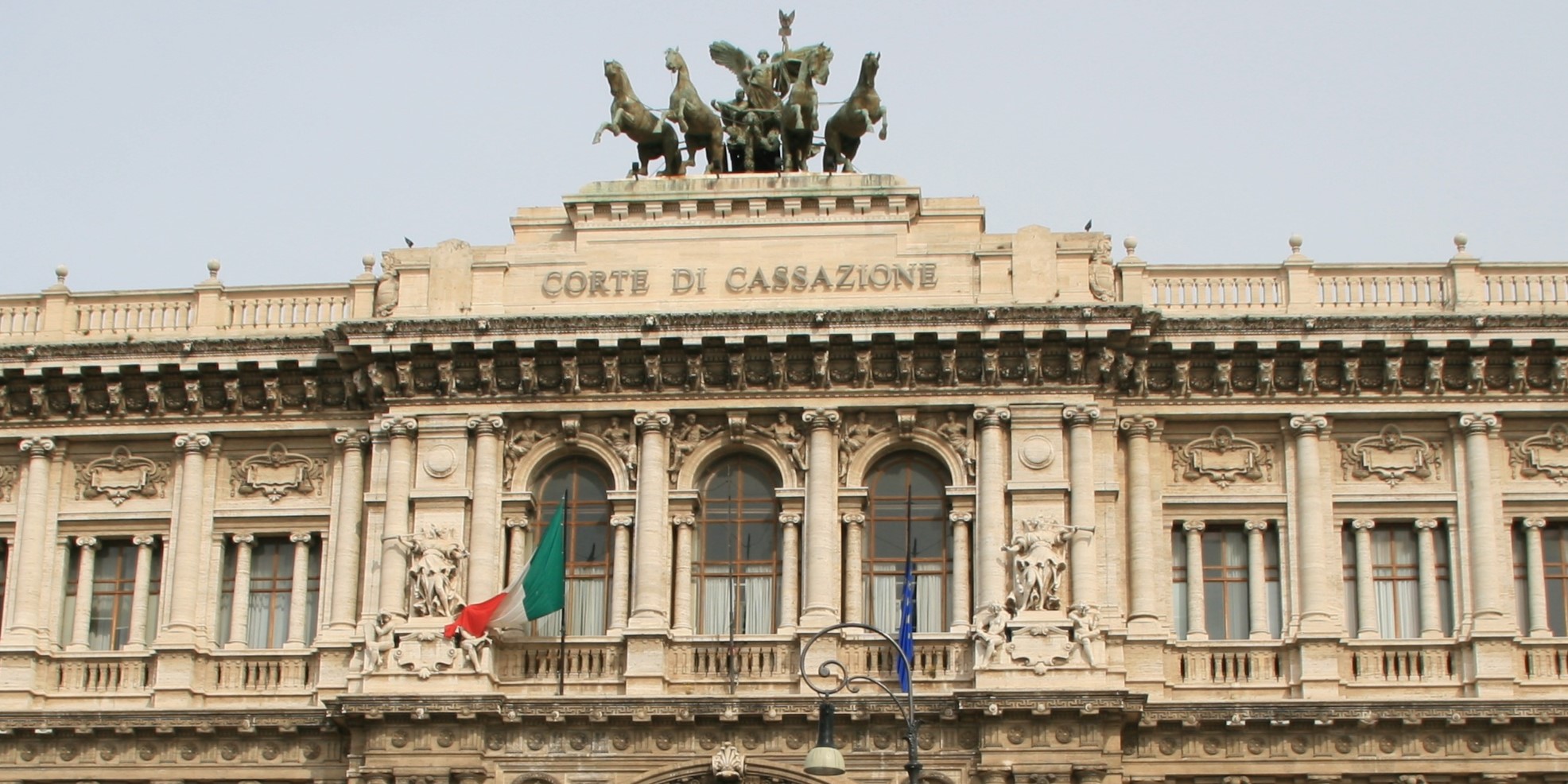 Strage di Erba, respinto l’ultimo ricorso. La Cassazione mette la parola fine