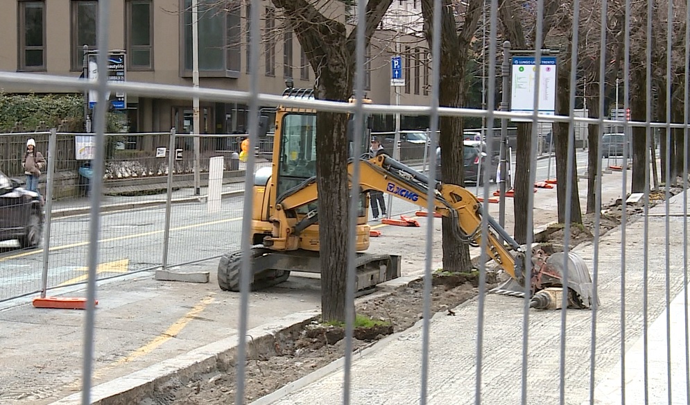 Lungolago di Como, i lavori proseguono (con ritardo). Il sindaco Rapinese: “Ormai ci siamo, ma non escludo possibili migliorie”
