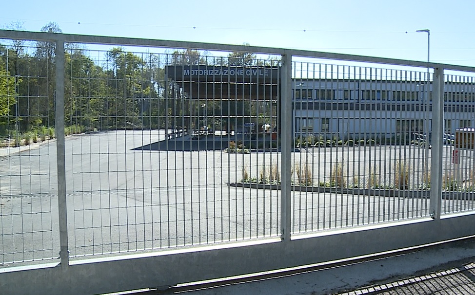 Como, all’esame per la patente con microcamera e auricolare: denunciato un 30enne egiziano