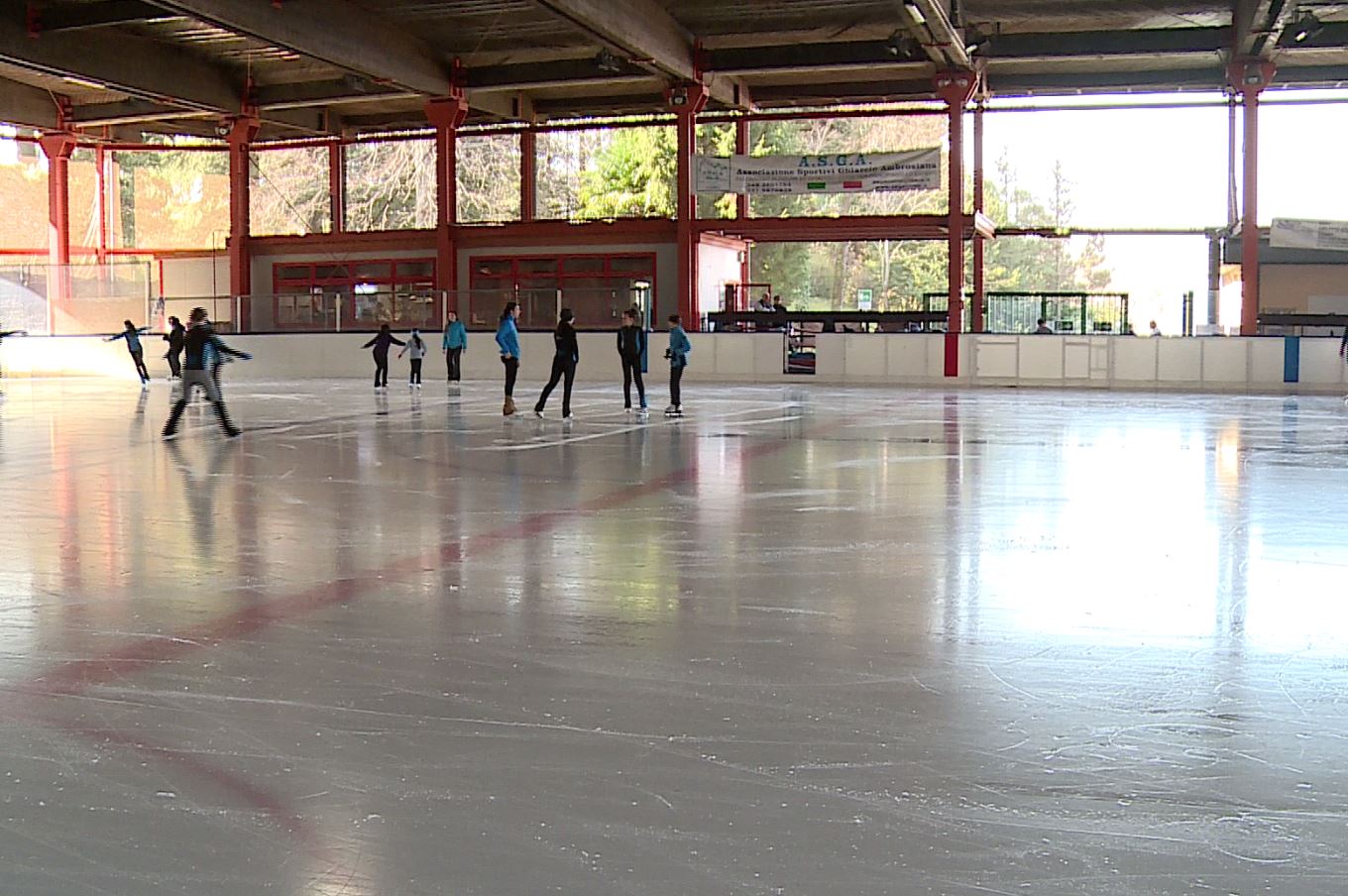 Palazzetto di Casate, le reti anti-piccioni non funzionano. Il sindaco: “Ci interessava metterlo a norma”