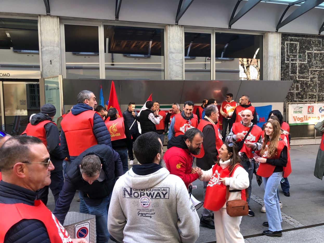 Como, presidio dei metalmeccanici davanti a Confindustria. Le richieste: “Rinnovo del contratto e aumento salariale”