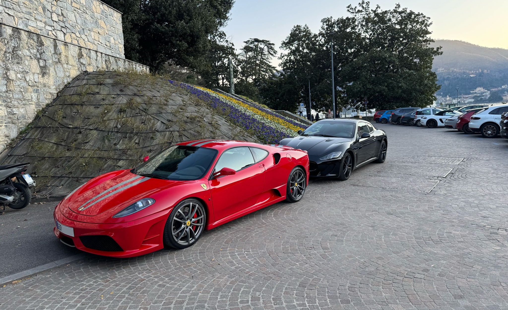 Sosta selvaggia, non solo svizzeri: il tedesco con la Ferrari posteggia la supercar sul marciapiede