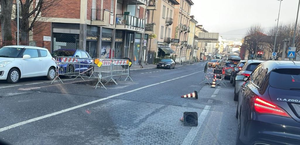 Via Bellinzona: buche, transenne e traffico nel caos. Ecco cosa è successo