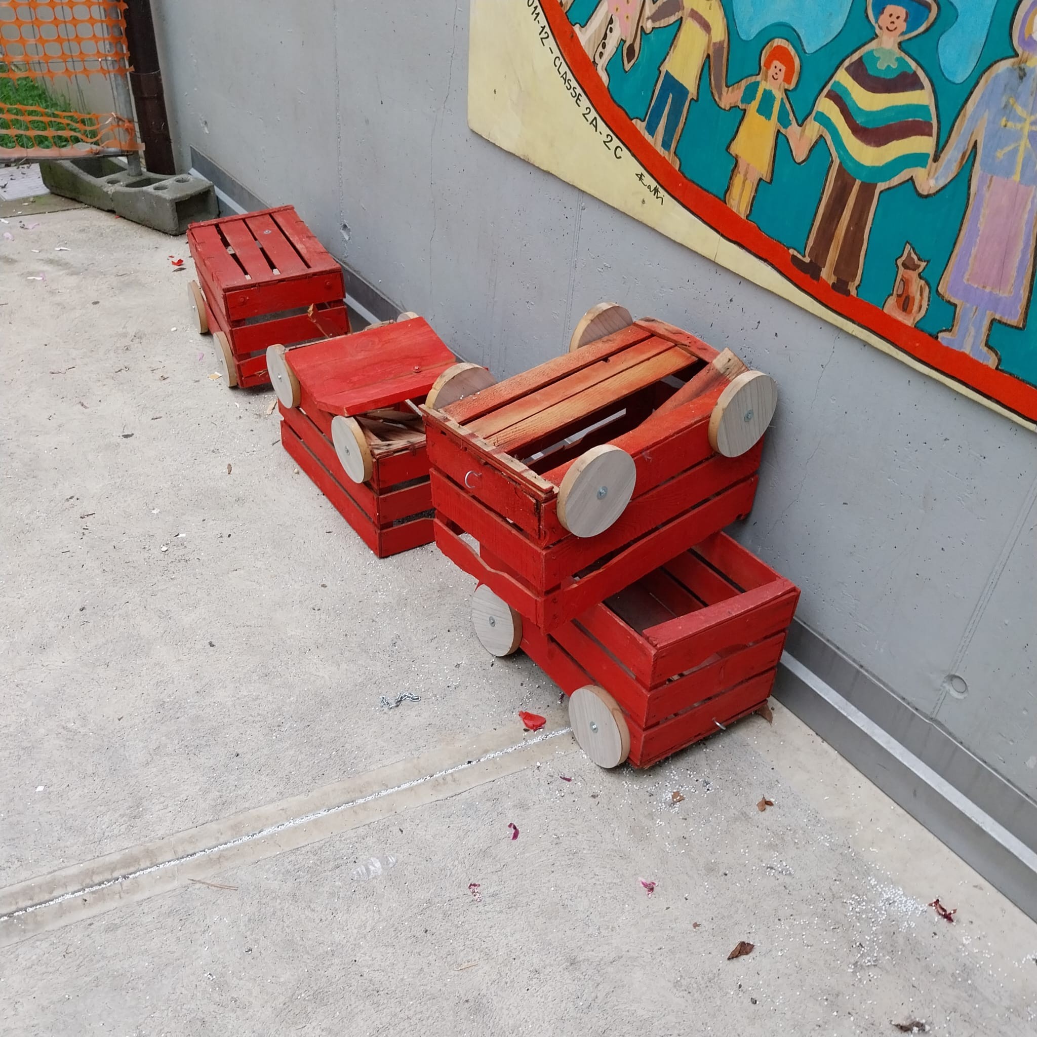 Scuola dell’infanzia di Capiago, i vandali distruggono il trenino dei bimbi: l’ultimatum del sindaco