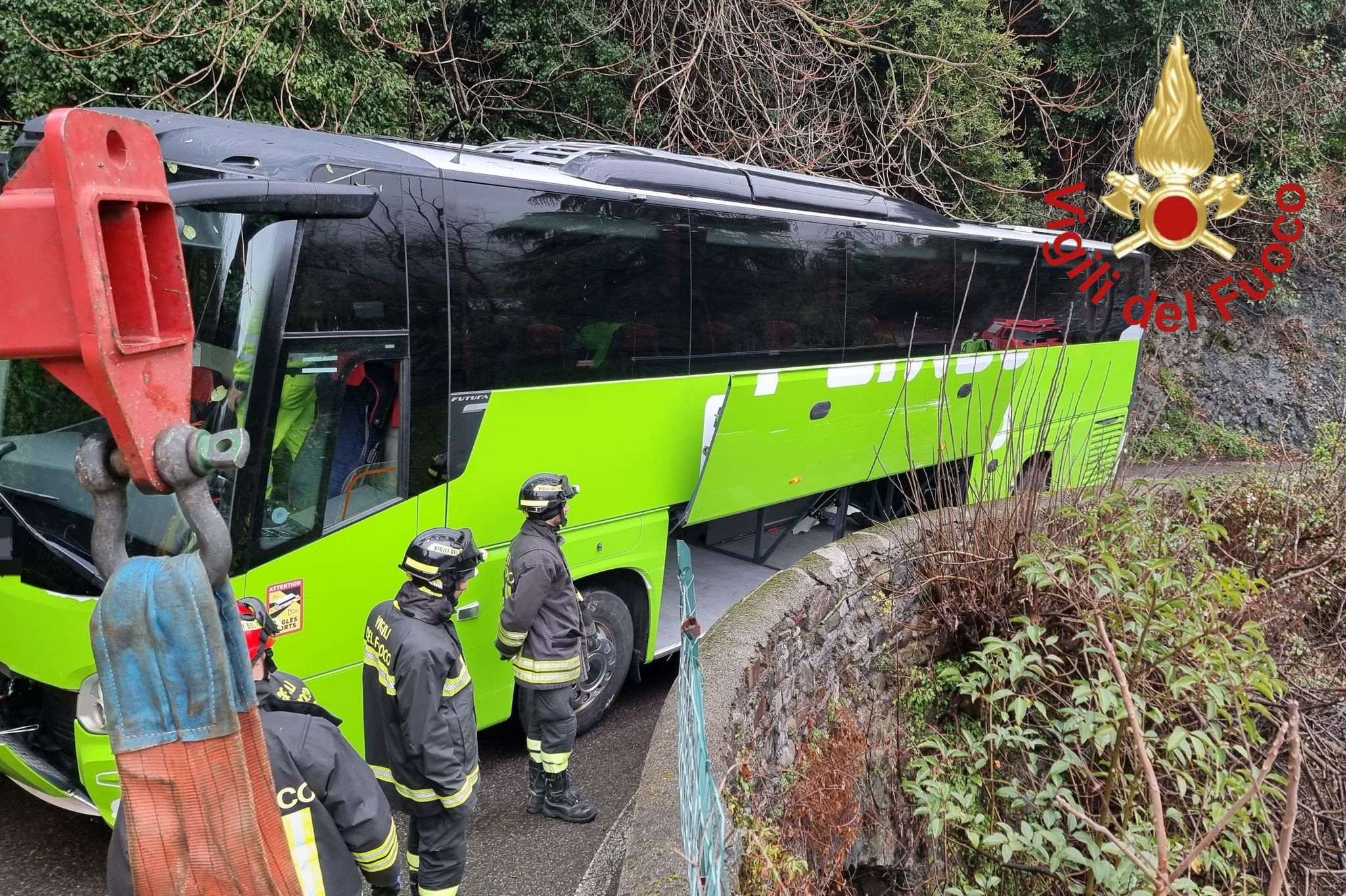 AGGIORNAMENTO – Como: bus turistico incastrato in via XXVII Maggio. Strada riaperta