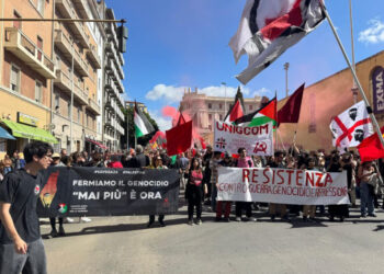 Organizzatori: 'siamo in 10mila'. Cori 'Palestina libera'