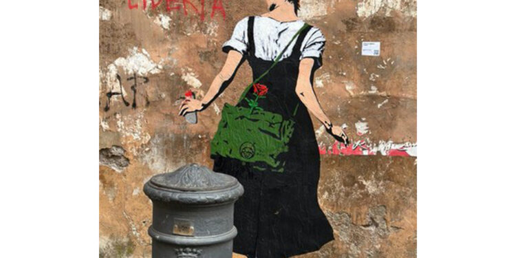 Una ragazza con una rosa nella borsa e una bomboletta in mano