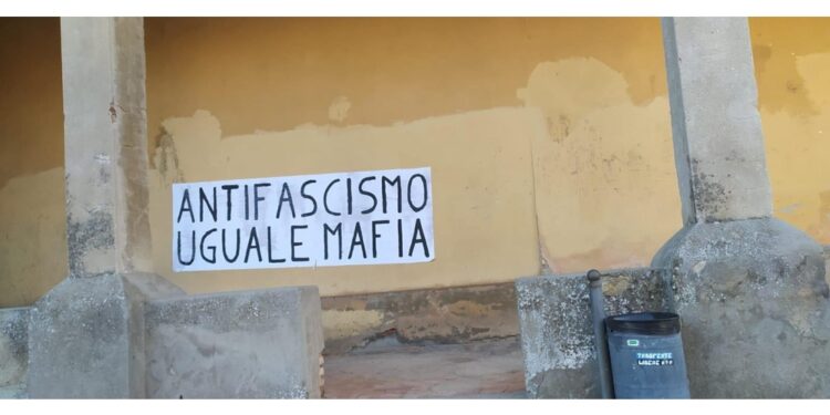 Al sacrario di Montopoli Valdarno cartelli comparsi nella notte
