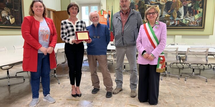 In Comune a Vignola una targa per ricordare la generosità
