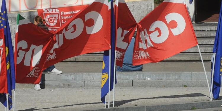 Prima il saluto fascista poi gli sputi e le botte