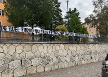 E' il secondo che compare in città contro fornaia antifascista