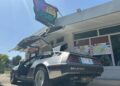 E dal garage del 'Caffe '80' spunta anche l'iconica Delorean
