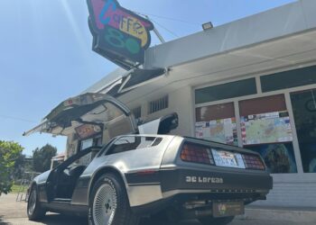 E dal garage del 'Caffe '80' spunta anche l'iconica Delorean