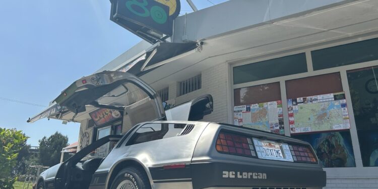 E dal garage del 'Caffe '80' spunta anche l'iconica Delorean