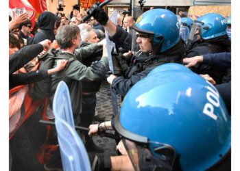 Antagonisti tentano di entrare in Comune