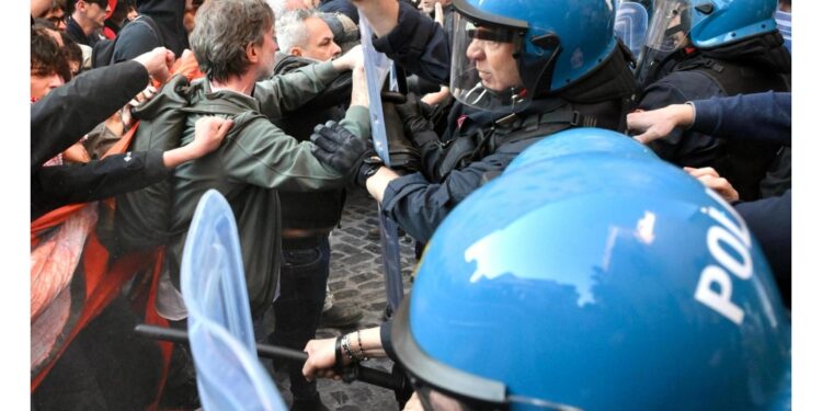 Antagonisti tentano di entrare in Comune