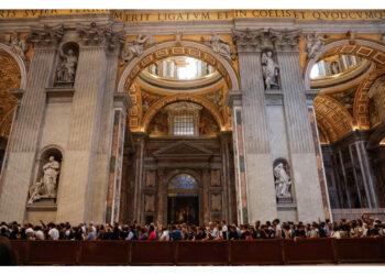 Afflusso costante dei fedeli verso la piazza