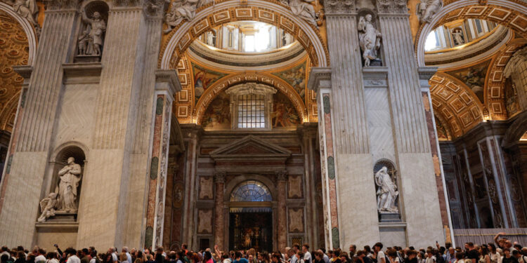 Afflusso costante dei fedeli verso la piazza