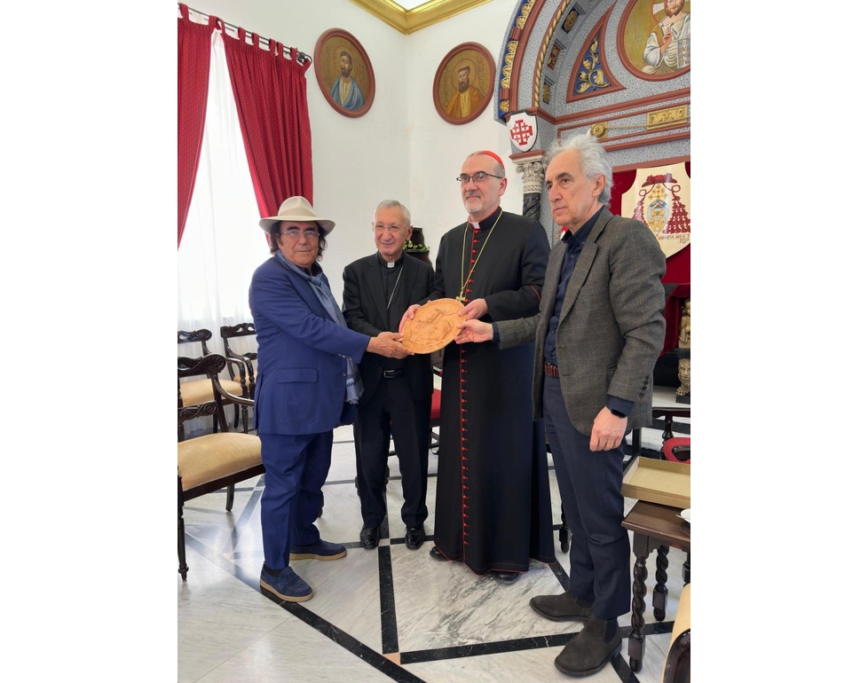 Al Bano consegna a cardinale Pizzaballa il medaglione della pace