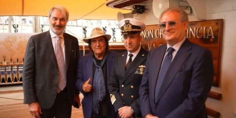 Visita del cantante a bordo del veliero nella tappa di Taranto