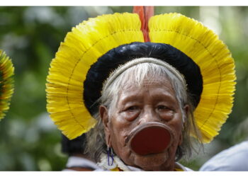 L'attrice in visita presso la tribù della riserva di Xingu