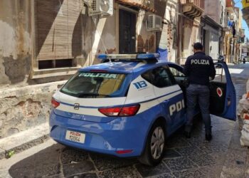Poliziotti circondati da una trentina di persone a Catania