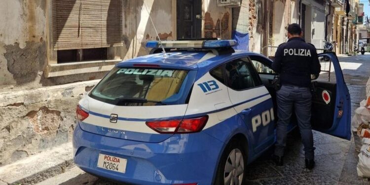 Poliziotti circondati da una trentina di persone a Catania