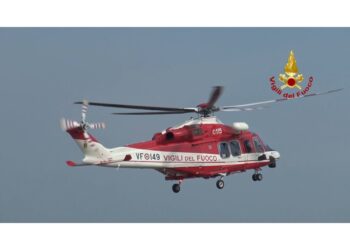 Elicotteristi bloccano veicolo e lo evacuano col verricello
