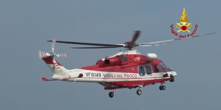 Elicotteristi bloccano veicolo e lo evacuano col verricello