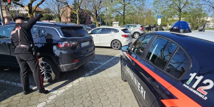 Carabinieri fanno uscire la piccola di 2 anni lasciata al sole