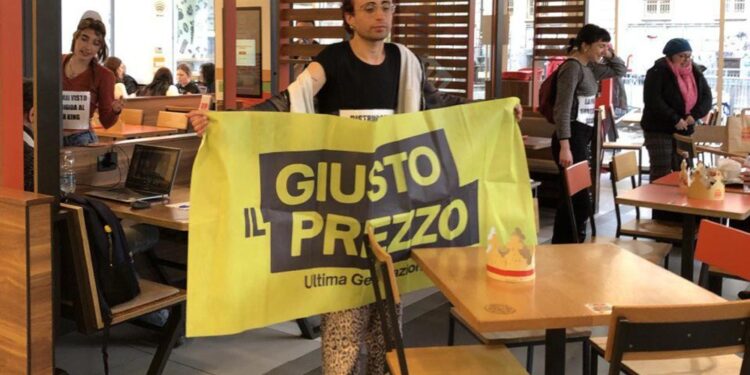 Si sono incatenati