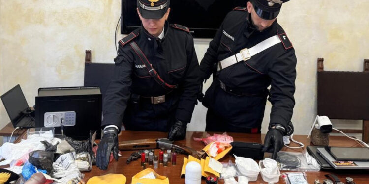 In manette due uomini e una donna