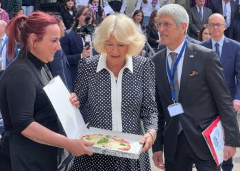 Fuori programma per la regina: 'Che bella