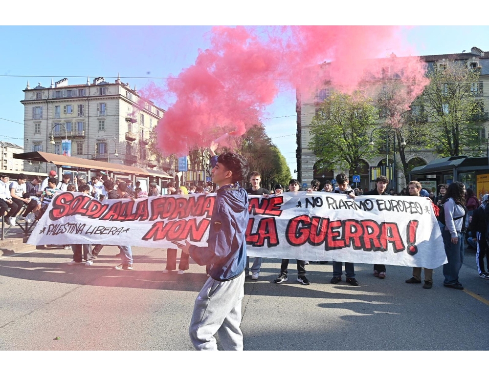 Centinaia di studenti in piazza a Torino contro riarmo